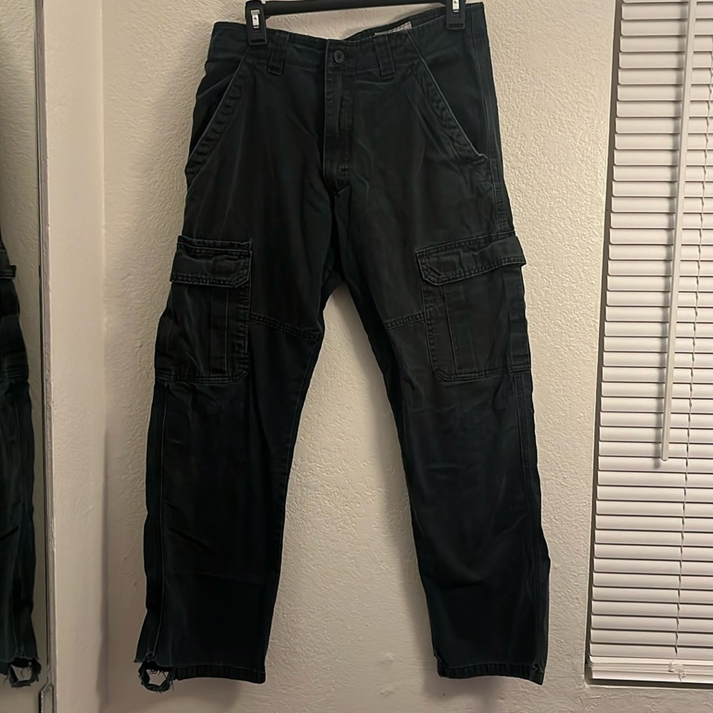 Black Wrangler relaxed fit cargo pants 30x30